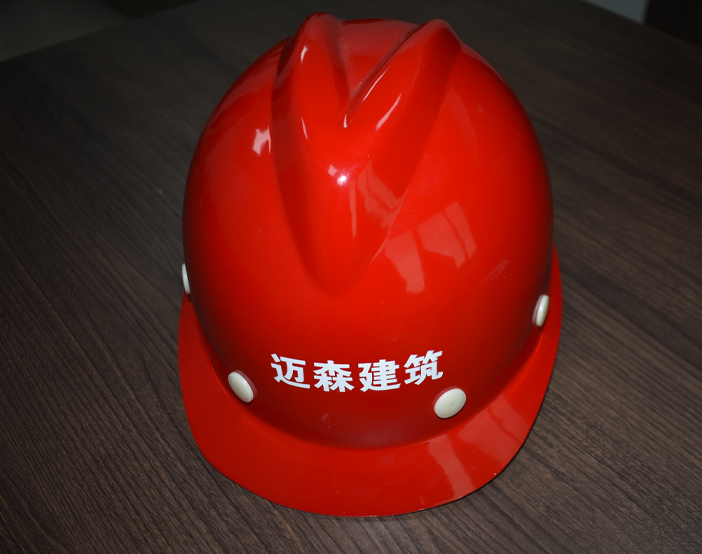 講述施工現(xiàn)場(chǎng)佩戴建筑安全帽注意事項(xiàng)。